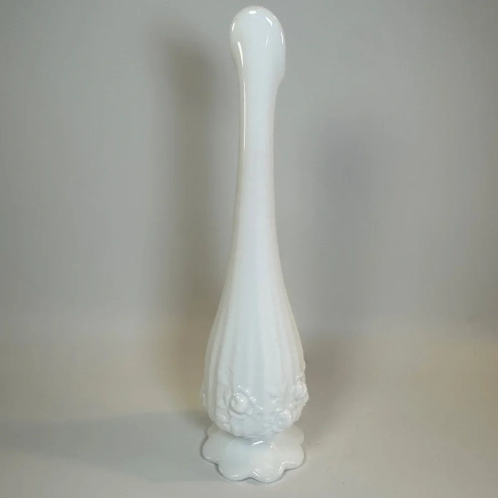 VTG Fenton White Milk‎ Glass Swung Bud Vase Rose Flowers Floral Roses Opaque